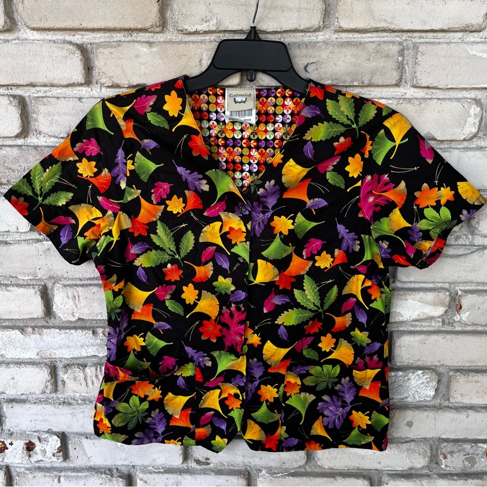 Cottonality scrubs snap closure Multicolor Leaf Pattern Fabric